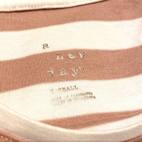 Pink and white striped tshirt - Picture 5 of 5